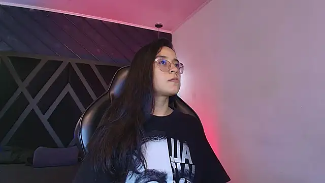 zoe martins  online show from April 11, 2026, 5:17 pm