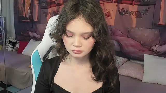 EmilyChaves online show from November 18, 2025, 11:03 am