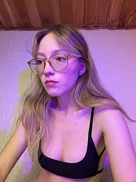 ReenKitty online show from June 5, 2026, 4:19 am
