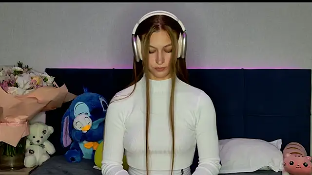 MissEmilyMiller online show from October 13, 2025, 5:46 pm