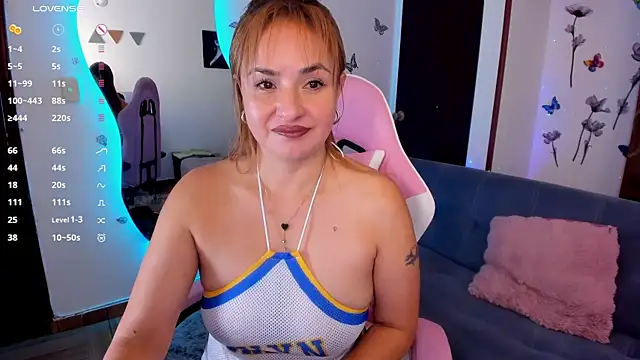 luciamature  online show from September 23, 2025, 7:06 pm