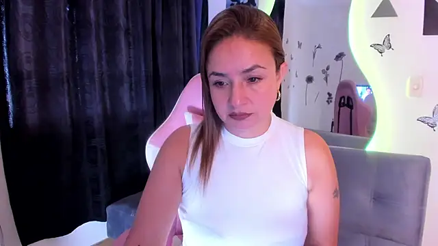 luciamature  online show from November 11, 2025, 7:36 pm