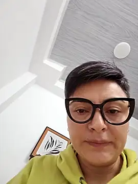 Daniela Leonn online show from November 24, 2025, 5:23 pm