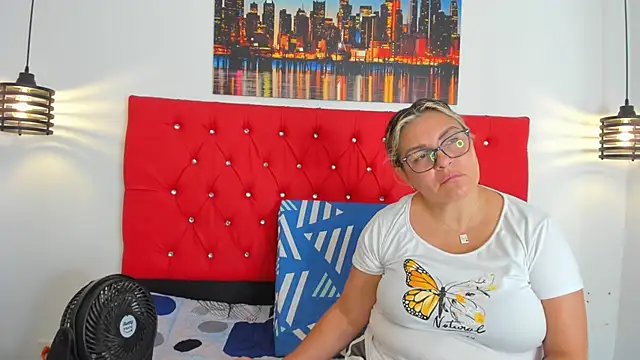 carolinacrus01 online show from October 29, 2025, 4:42 pm