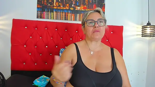 carolinacrus01 online show from November 8, 2025, 7:12 pm