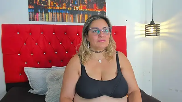 carolinacrus01 online show from February 14, 2026, 3:20 pm