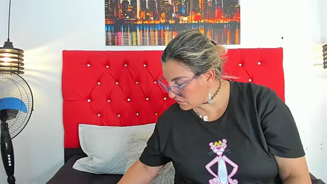 carolinacrus01 online show from February 17, 2026, 3:19 pm