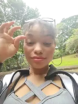 ChloeRaviss online show from September 12, 2025, 7:25 pm