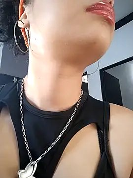 ChloeRaviss online show from December 5, 2025, 11:30 am