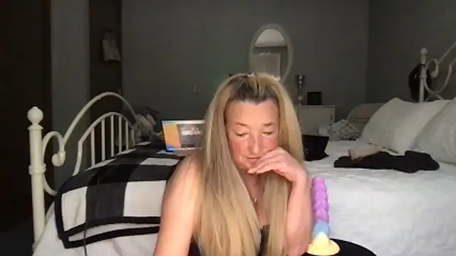 milf-Lacey online show from March 6, 2026, 5:20 pm