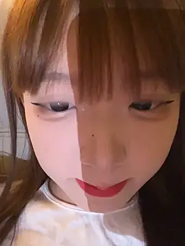 Snapshot of D-033 chatting on November 7, 2025, 11:32 am D-033 online show from November 7, 2025, 11:32 am