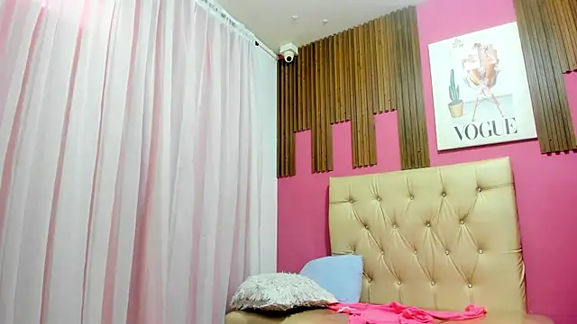 Lucia Spear online show from November 26, 2025, 1:23 pm