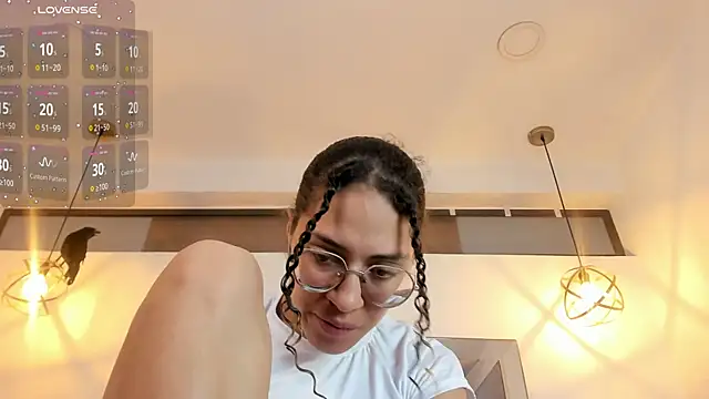 Hanna Cornee  online show from October 30, 2025, 2:29 pm