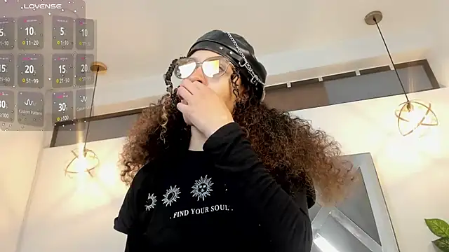 Hanna Cornee  online show from November 24, 2025, 3:12 pm