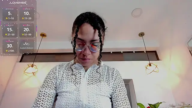 Hanna Cornee  online show from December 16, 2025, 1:38 pm