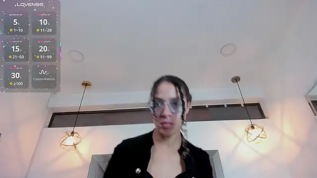 Hanna Cornee  online show from December 20, 2025, 1:51 pm