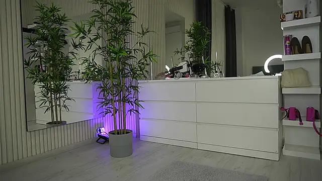 EmmaBlanco online show from April 1, 2026, 5:30 am