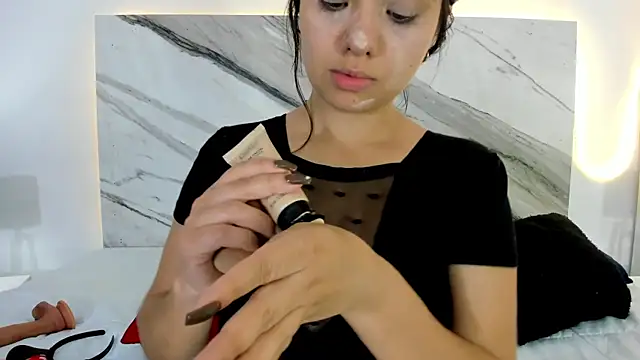 thamiina  online show from October 22, 2025, 7:02 pm