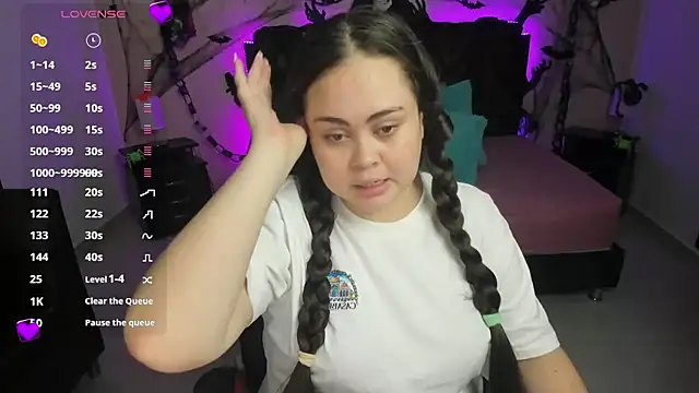 LolaVillalobos online show from October 22, 2025, 1:33 pm