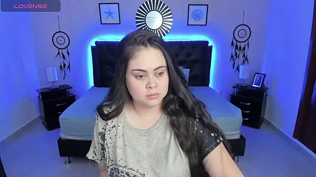 LolaVillalobos online show from November 8, 2025, 1:44 pm