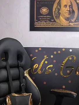 candy  fox  online show from October 3, 2025, 12:24 pm