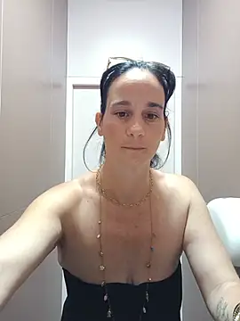 Snapshot of caro252 chatting on May 28, 2026, 7:05 am caro252 online show from May 28, 2026, 7:05 am