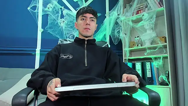 etham wolf  online show from October 20, 2025, 11:54 am