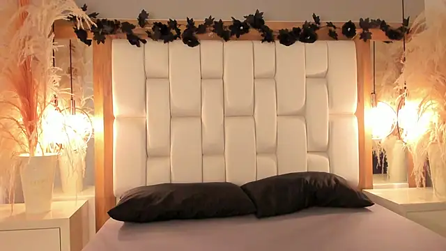 Daphne And Roger online show from November 12, 2025, 11:10 am