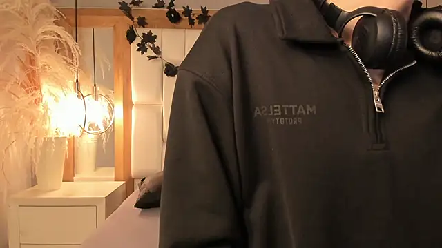 Daphne And Roger online show from December 16, 2025, 11:04 am