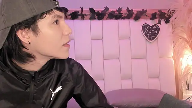 Daphne And Roger online show from April 18, 2026, 11:14 am