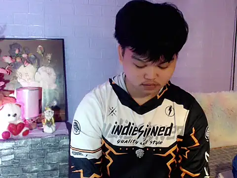 Reynelcock online show from May 18, 2026, 7:36 am