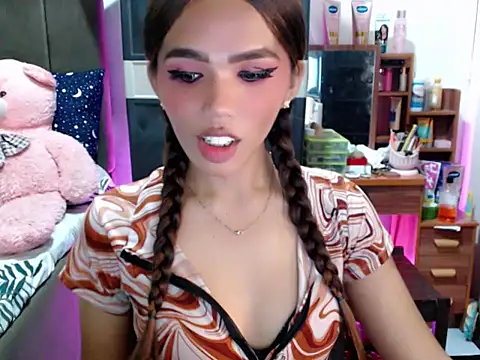 urswtasian chesca online show from November 10, 2025, 1:43 pm