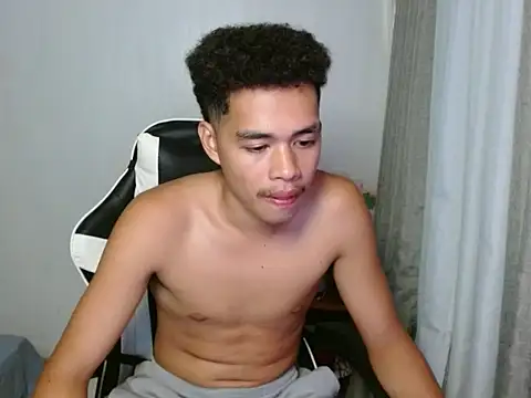 curlyasian njxx online show from May 13, 2026, 3:09 pm