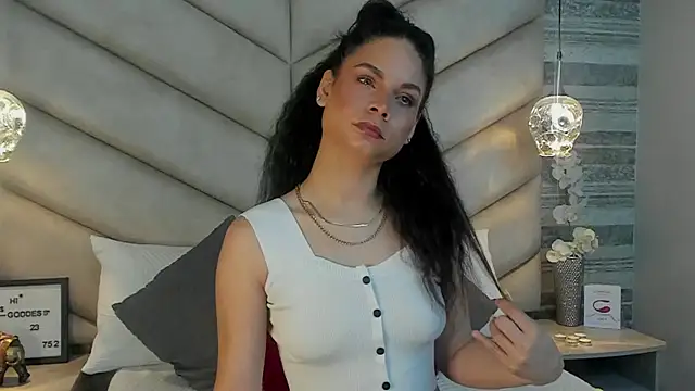 AgathaMendoza online show from September 17, 2025, 8:32 pm
