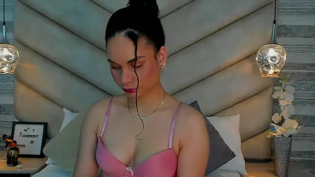 AgathaMendoza online show from October 9, 2025, 7:01 pm
