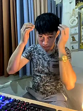 xshyboyx online show from November 1, 2025, 1:24 pm