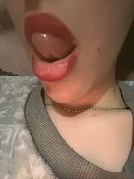 Mimisixo online show from April 19, 2026, 8:22 pm