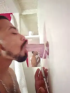 Snapshot of Cnutt310 chatting on October 5, 2025, 8:07 pm Cnutt310 online show from October 5, 2025, 8:07 pm