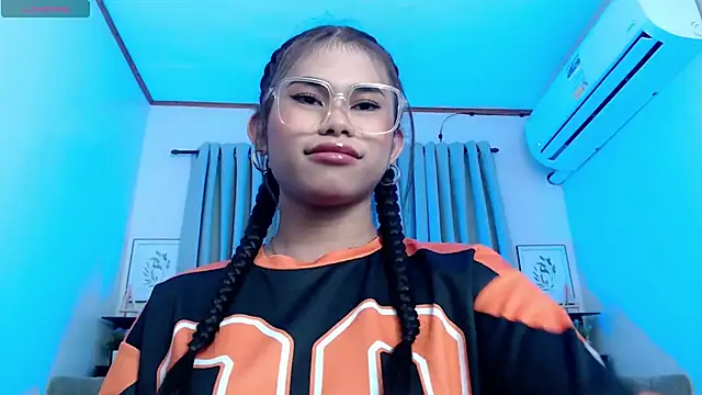 PrettyBlythes TS online show from November 17, 2025, 8:53 am