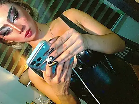 Snapshot of Queen_yasii_88 chatting on June 24, 2026, 2:05 pm Queen yasii 88 online show from June 24, 2026, 2:05 pm
