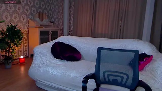 LiSinDoll online show from April 6, 2026, 1:14 am