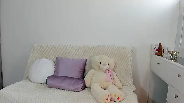 Snapshot of miaravel_ chatting on December 18, 2025, 5:52 pm miaravel online show from December 18, 2025, 5:52 pm