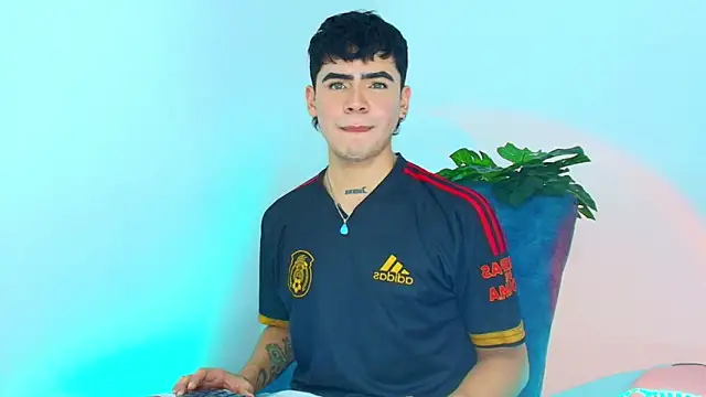 Snapshot of CamiiGuzmanX chatting on November 5, 2025, 7:36 pm CamiiGuzmanX online show from November 5, 2025, 7:36 pm