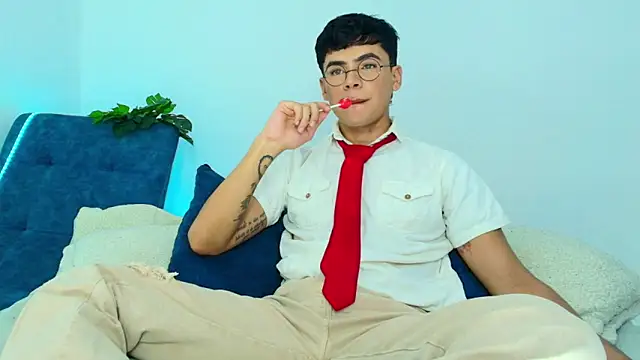 Snapshot of CamiiGuzmanX chatting on November 22, 2025, 5:23 pm CamiiGuzmanX online show from November 22, 2025, 5:23 pm