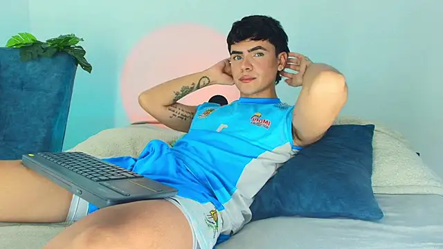 Snapshot of CamiiGuzmanX chatting on November 28, 2025, 8:55 pm CamiiGuzmanX online show from November 28, 2025, 8:55 pm