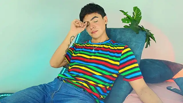 Snapshot of CamiiGuzmanX chatting on December 3, 2025, 9:24 pm CamiiGuzmanX online show from December 3, 2025, 9:24 pm