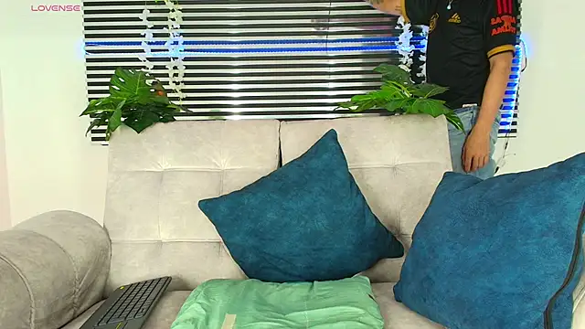 Snapshot of CamiiGuzmanX chatting on December 22, 2025, 8:28 pm CamiiGuzmanX online show from December 22, 2025, 8:28 pm