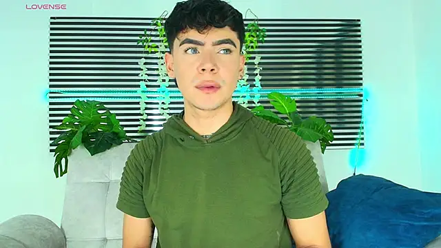 Snapshot of CamiiGuzmanX chatting on January 14, 2026, 8:14 pm CamiiGuzmanX online show from January 14, 2026, 8:14 pm