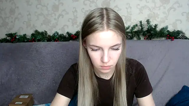 HitGyrl online show from December 17, 2025, 4:40 am