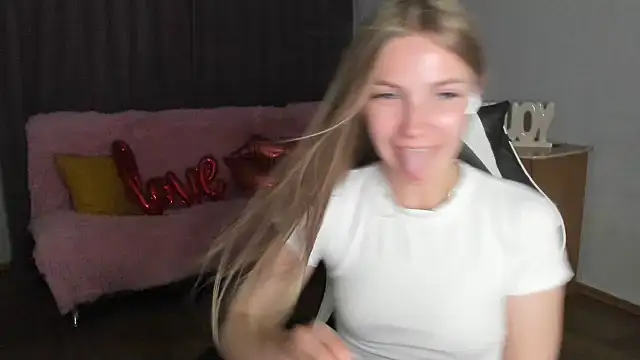 HitGyrl online show from July 3, 2026, 4:13 pm